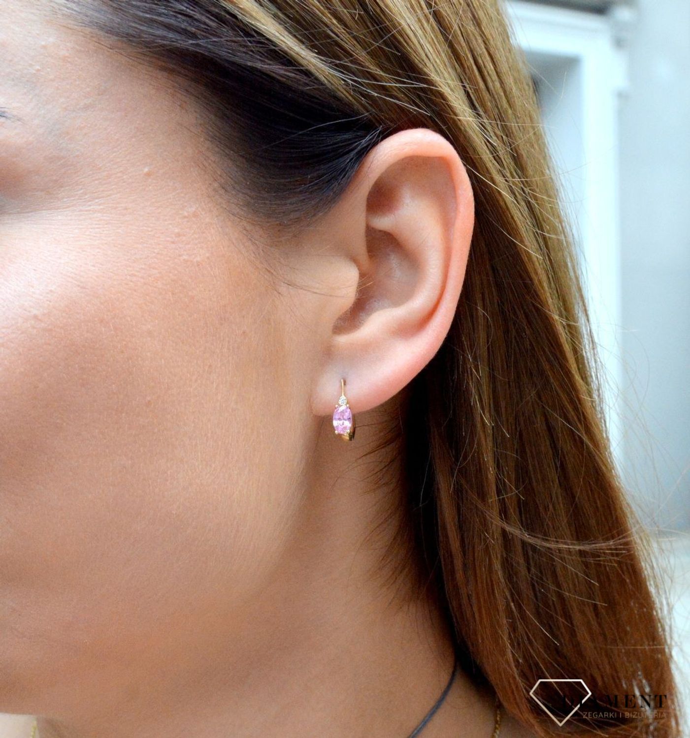 Kolczyki złote 333 dla dziewczynki KL 5607A 333.Śliczne, złote kolczyki dla dziewczynki wykonane z wysokiej próby złota 333 o wadze około 1,44 g oraz długości około 1,3 cm. Minimalistyczne kolczyki z cyrkoniami w kolorze różow.jpg